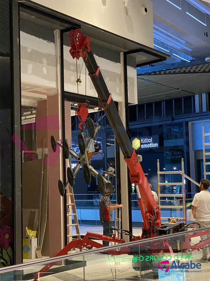 Alquiler de Minigrúa en Sevilla, para la subida a planta alta y colocación de cristales de gran envergadura en la Joyería APART, del C.C. Lagoh (Sevilla)