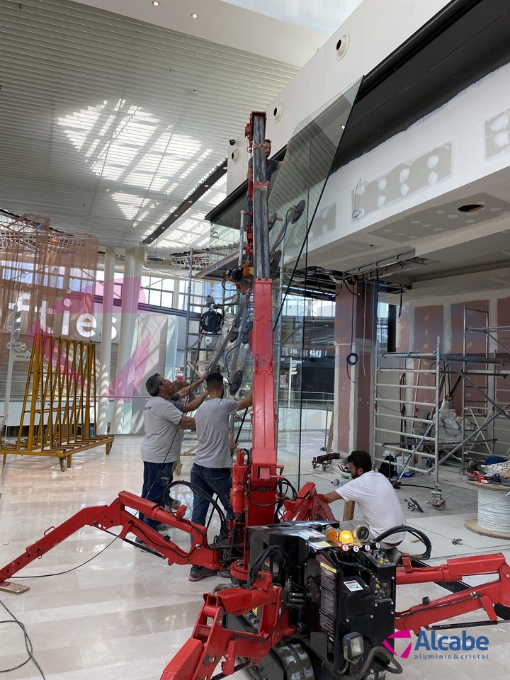 Alquiler de Minigrúa en Sevilla, para la subida a planta alta y colocación de cristales de gran envergadura en la Joyería APART, del C.C. Lagoh (Sevilla)