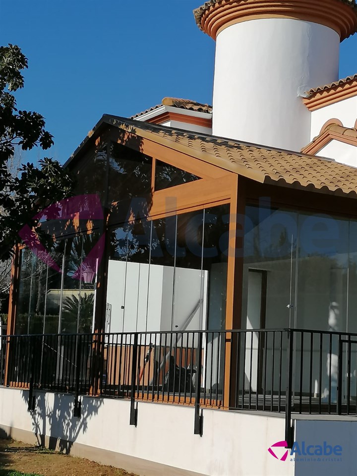 Instalación de estructura de aluminio con Techo de Panel de Teja a dos aguas y Cerramiento con Cortinas de Cristal en Córdoba