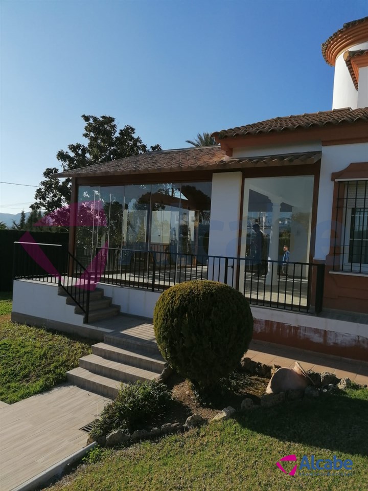 Instalación de estructura de aluminio con Techo de Panel de Teja a dos aguas y Cerramiento con Cortinas de Cristal en Córdoba