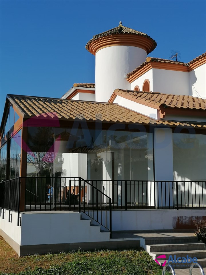 Instalación de estructura de aluminio con Techo de Panel de Teja a dos aguas y Cerramiento con Cortinas de Cristal en Córdoba