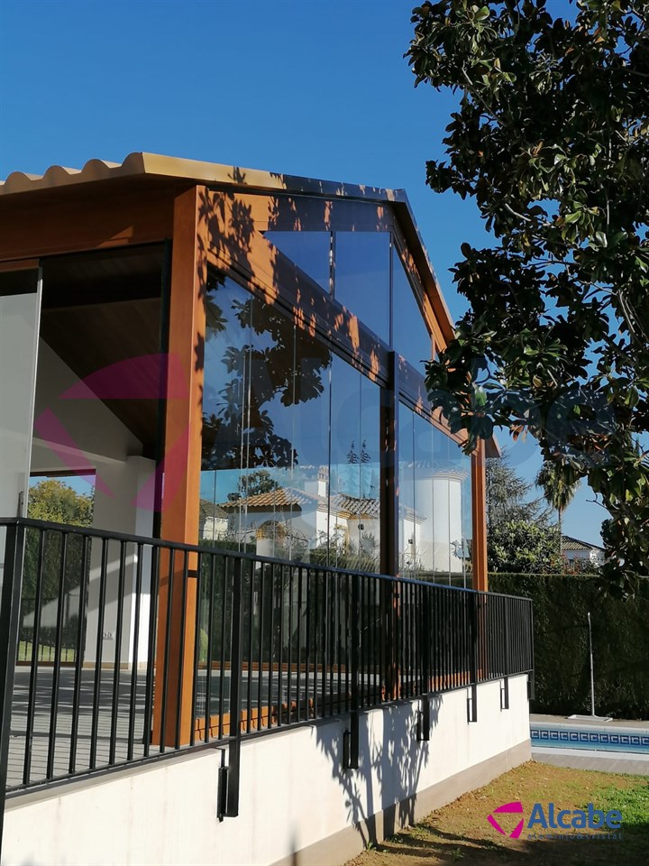 Instalación de estructura de aluminio con Techo de Panel de Teja a dos aguas y Cerramiento con Cortinas de Cristal en Córdoba