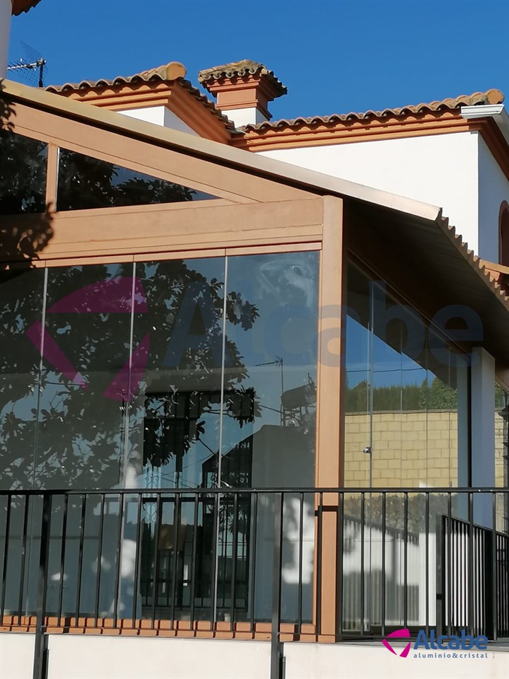 Instalación de estructura de aluminio con Techo de Panel de Teja a dos aguas y Cerramiento con Cortinas de Cristal en Córdoba