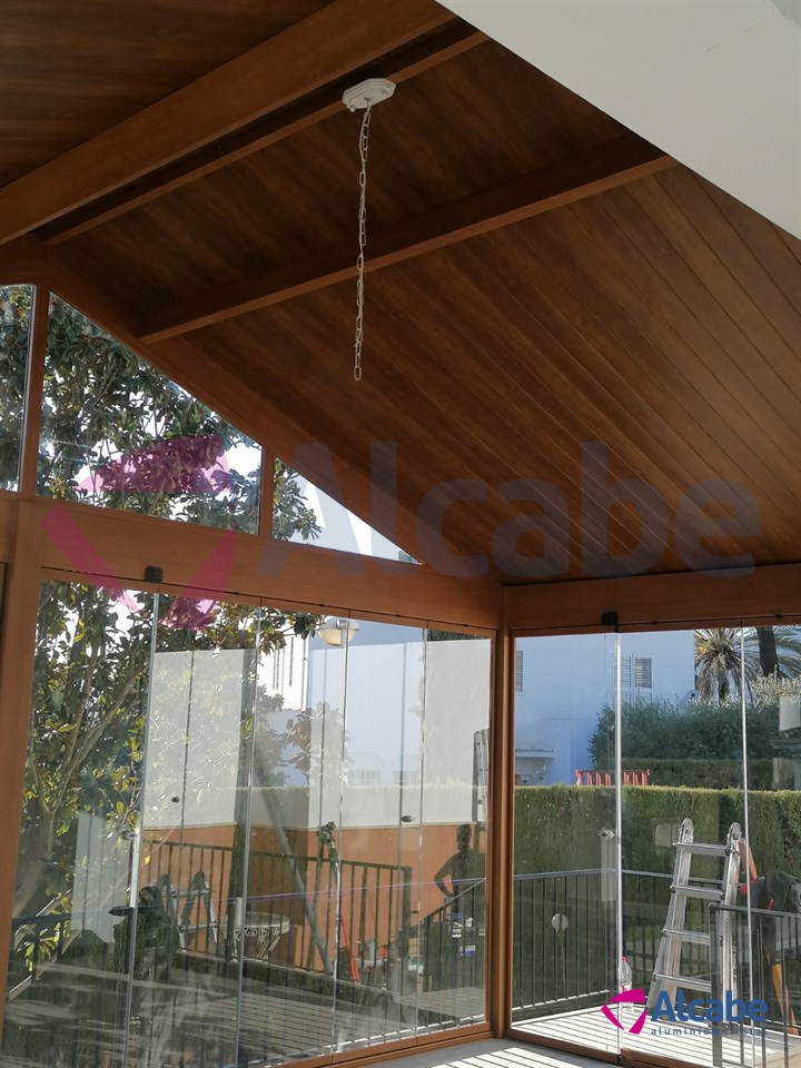 Instalación de estructura de aluminio con Techo de Panel de Teja a dos aguas y Cerramiento con Cortinas de Cristal en Córdoba