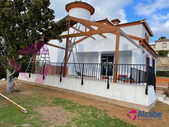 Instalación de estructura de aluminio con Techo de Panel de Teja a dos aguas y Cerramiento con Cortinas de Cristal en Córdoba