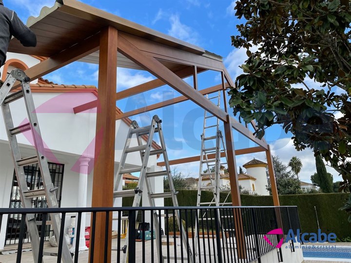 Instalación de estructura de aluminio con Techo de Panel de Teja a dos aguas y Cerramiento con Cortinas de Cristal en Córdoba