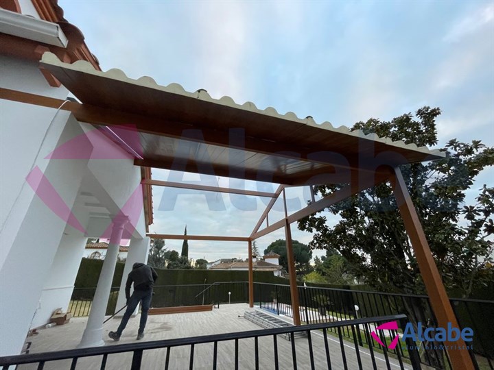 Instalación de estructura de aluminio con Techo de Panel de Teja a dos aguas y Cerramiento con Cortinas de Cristal en Córdoba