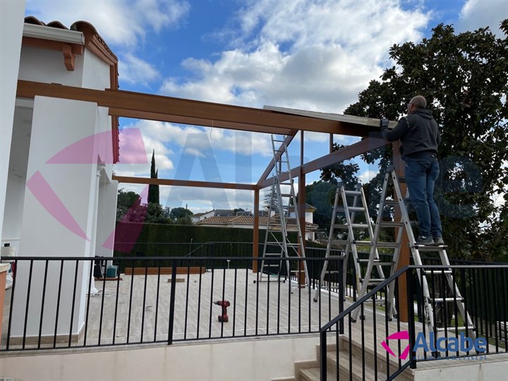 Instalación de estructura de aluminio con Techo de Panel de Teja a dos aguas y Cerramiento con Cortinas de Cristal en Córdoba