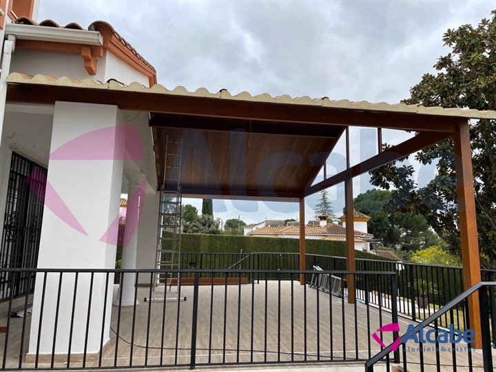 Instalación de estructura de aluminio con Techo de Panel de Teja a dos aguas y Cerramiento con Cortinas de Cristal en Córdoba