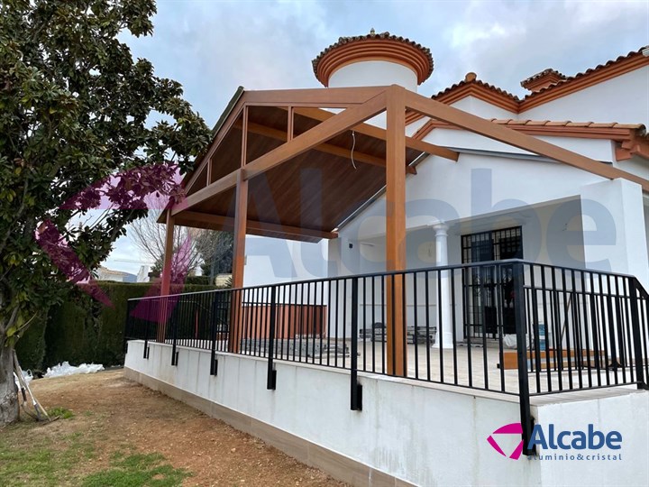 Instalación de estructura de aluminio con Techo de Panel de Teja a dos aguas y Cerramiento con Cortinas de Cristal en Córdoba