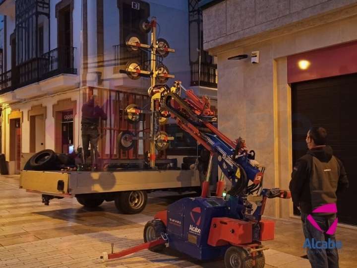 Instalación escaparates Ale Hop Huelva con Robot Cristalero ALCABE