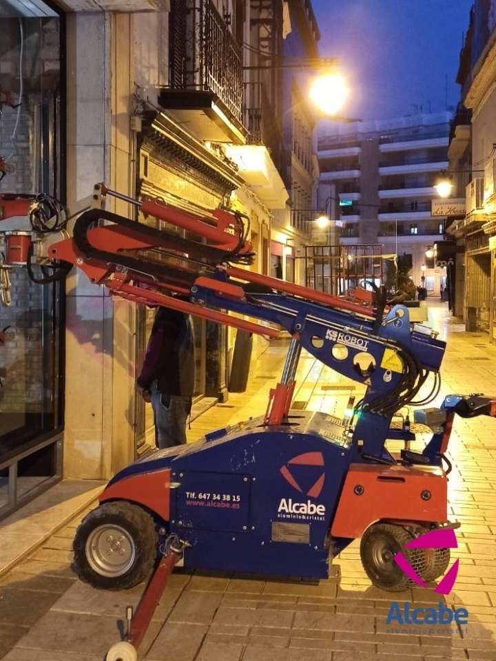 Instalación escaparates Ale Hop Huelva con Robot Cristalero ALCABE