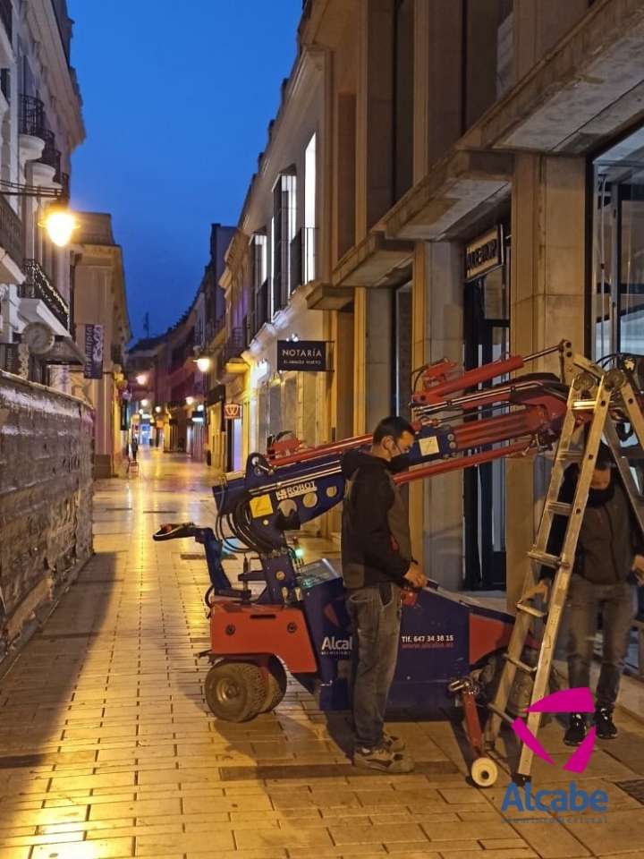 Instalación escaparates Ale Hop Huelva con Robot Cristalero ALCABE