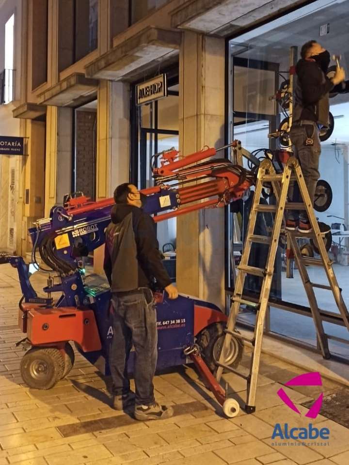 Instalación escaparates Ale Hop Huelva con Robot Cristalero ALCABE