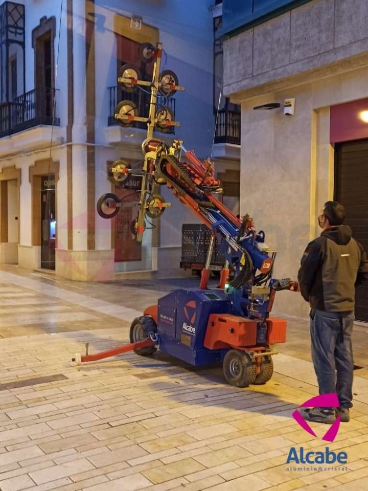 Instalación escaparates Ale Hop Huelva con Robot Cristalero ALCABE