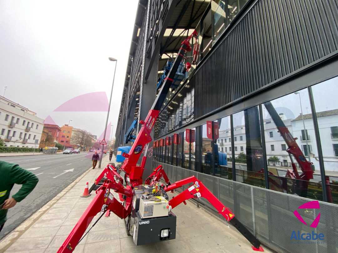 Mini Grúa Instalando Cristales en GYM Sevilla