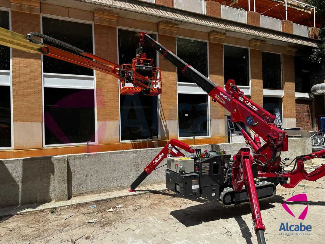 Mini Grúa Instalando Cristal en Santo Domingo de la Calzada