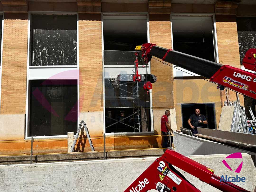 Mini Grúa Instalando Cristal en Santo Domingo de la Calzada