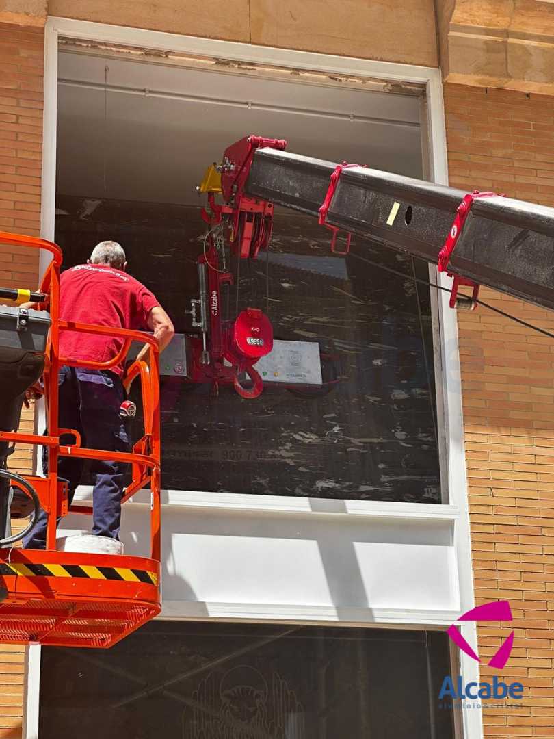 Mini Grúa Instalando Cristal en Santo Domingo de la Calzada