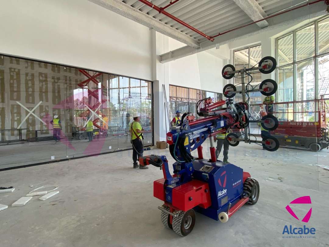 Robot Instalando Cristal en  CC Sevilla Fashion Outlet