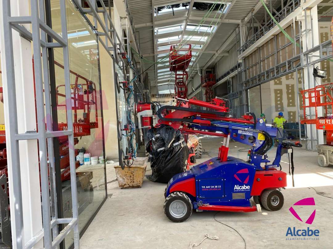 Robot Instalando Cristal en  CC Sevilla Fashion Outlet