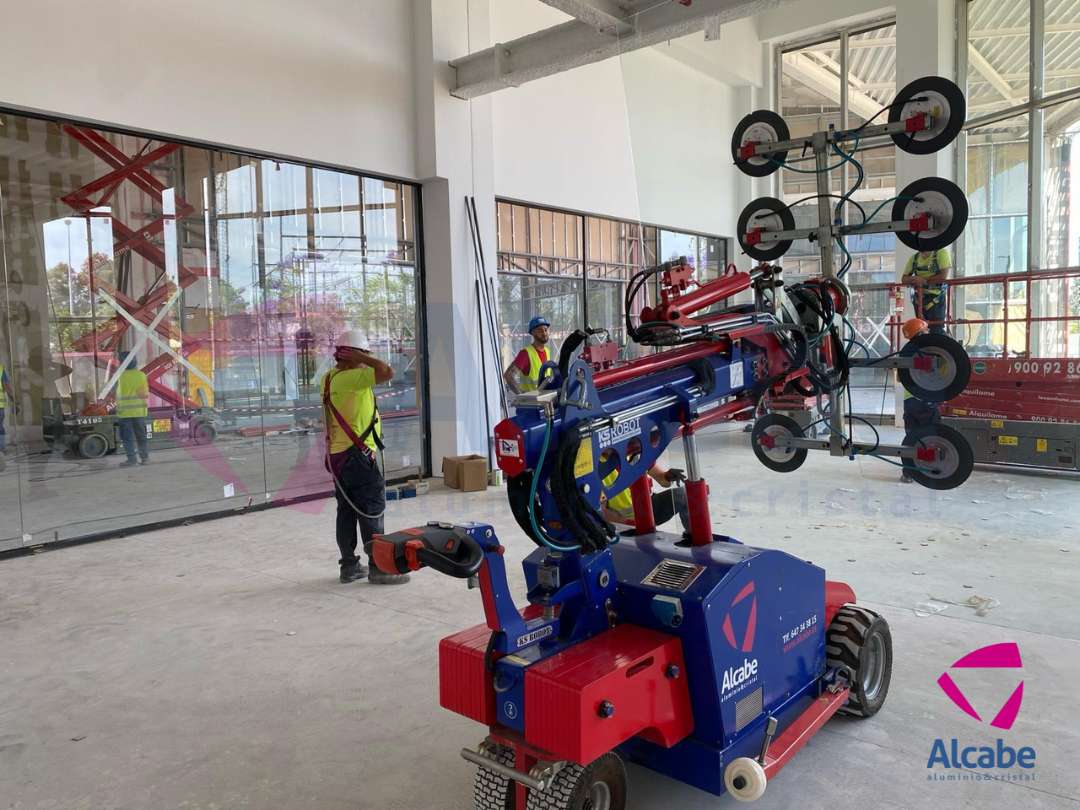 Robot Instalando Cristal en  CC Sevilla Fashion Outlet