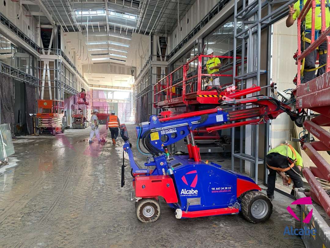 Robot Instalando Cristal en  CC Sevilla Fashion Outlet