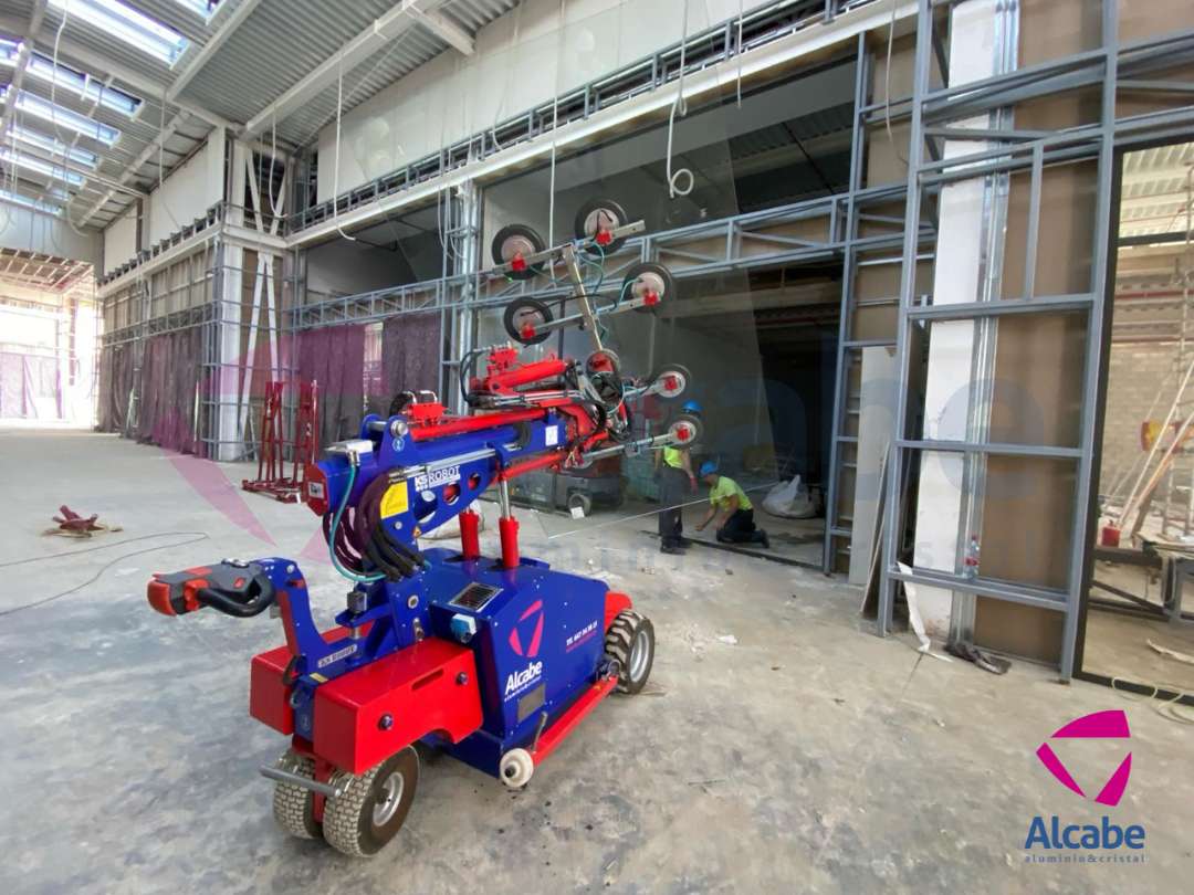 Robot Instalando Cristal en  CC Sevilla Fashion Outlet