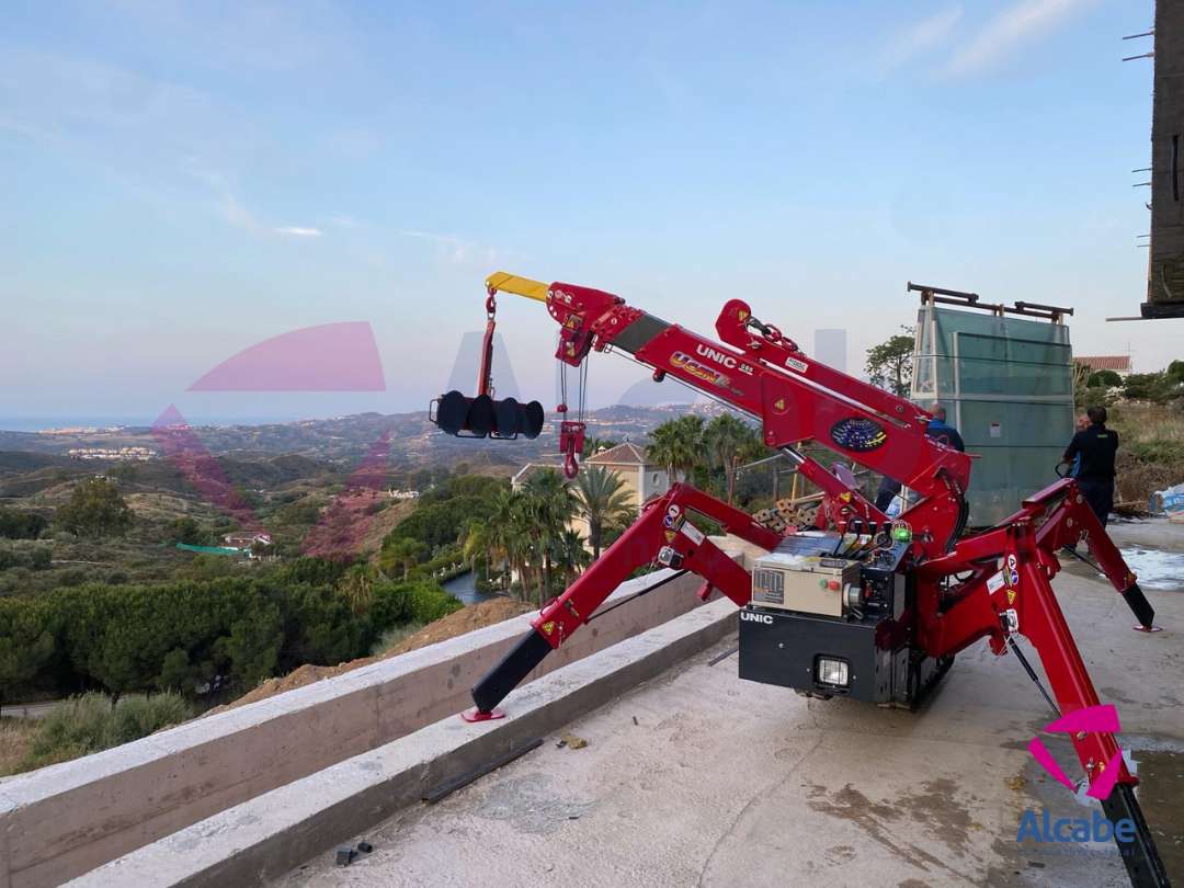 Mini Grúa Instalando un Cristal en una Obra en Mijas