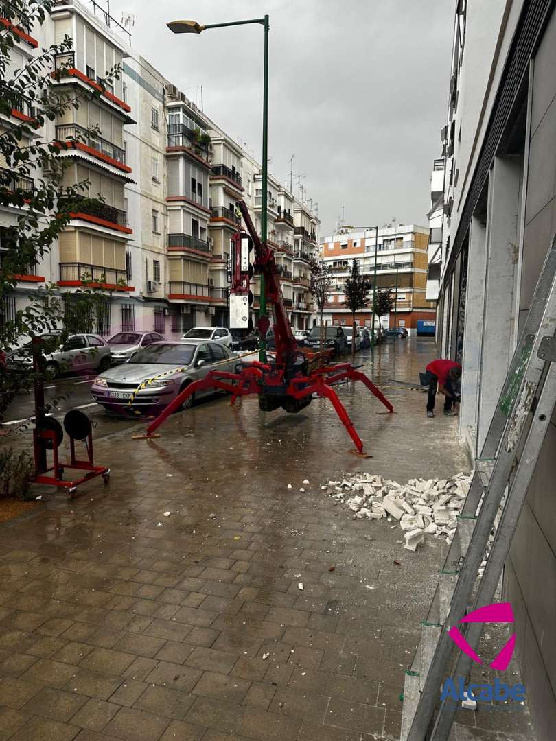 Mini Grúa Instalando un Cristal en Sevilla