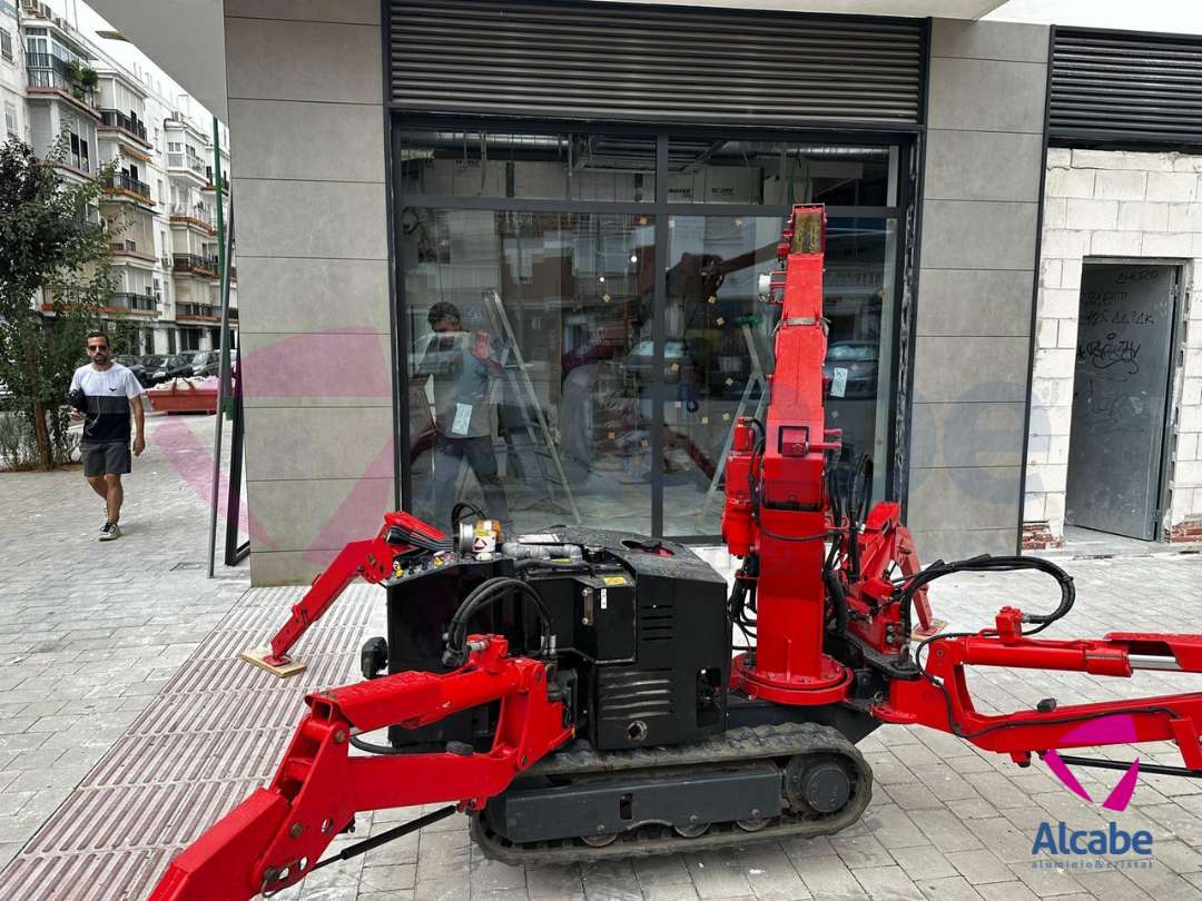 Mini Grúa Instalando un Cristal en Sevilla