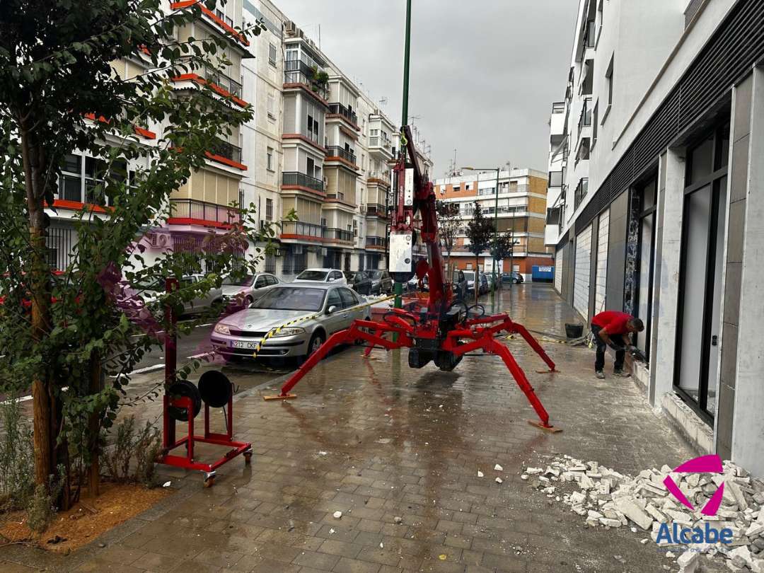 Mini Grúa Instalando un Cristal en Sevilla