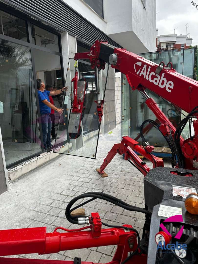 Mini Grúa Instalando un Cristal en Sevilla