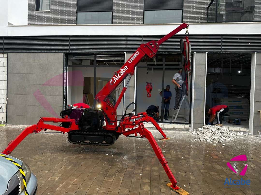 Mini Grúa Instalando un Cristal en Sevilla