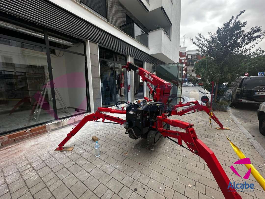 Mini Grúa Instalando un Cristal en Sevilla