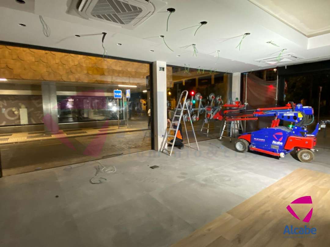 Robot Cristalero Instalando Cristales en el Centro Comercial La Cañada en Málaga