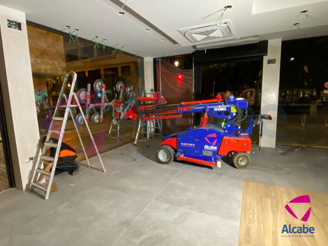 Robot Cristalero Instalando Cristales en el Centro Comercial La Cañada en Málaga