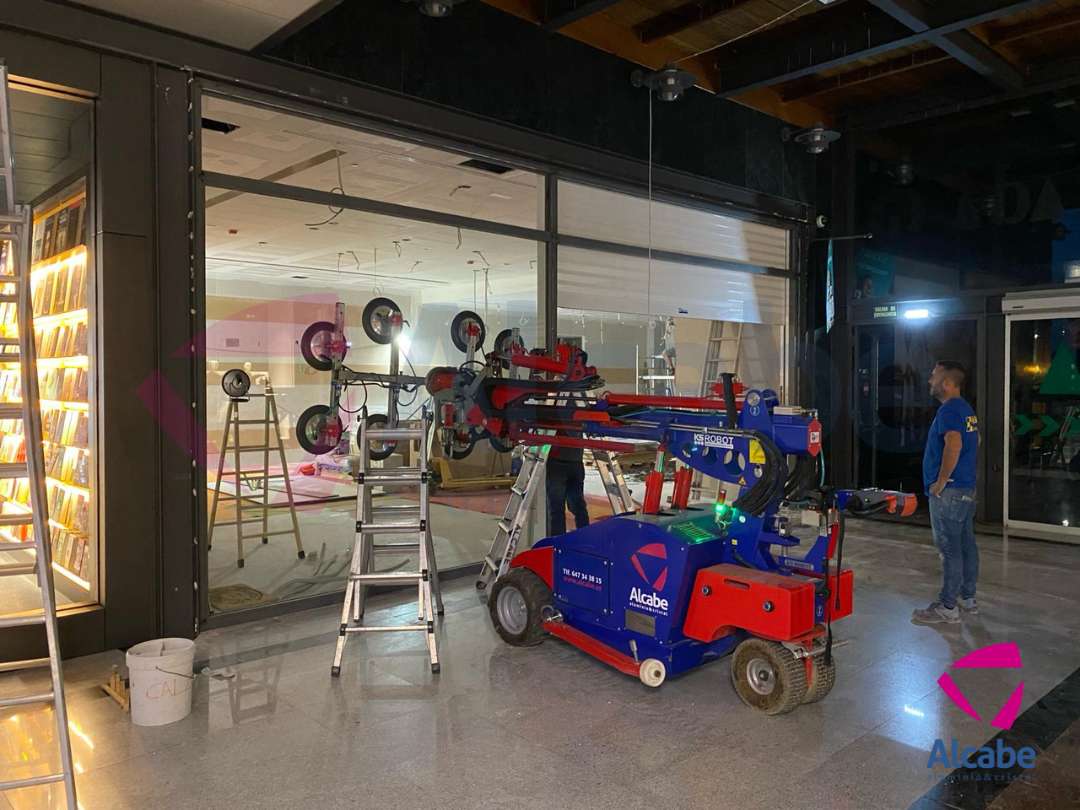 Robot Cristalero Instalando Cristales en el Centro Comercial La Cañada en Málaga