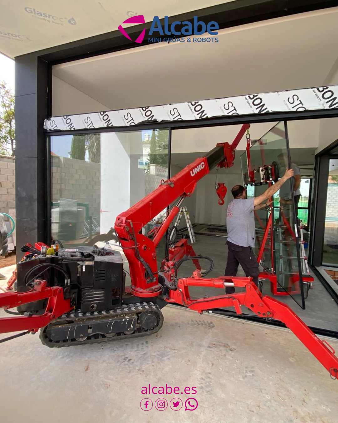 Mini Grúa instalando cristales en una casa en La Juliana Bollullos