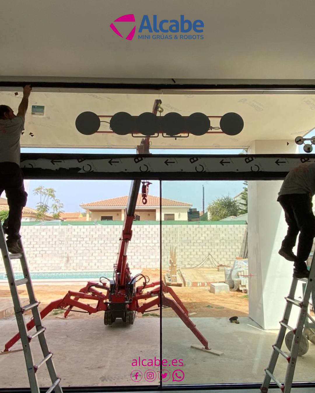 Mini Grúa instalando cristales en una casa en La Juliana Bollullos