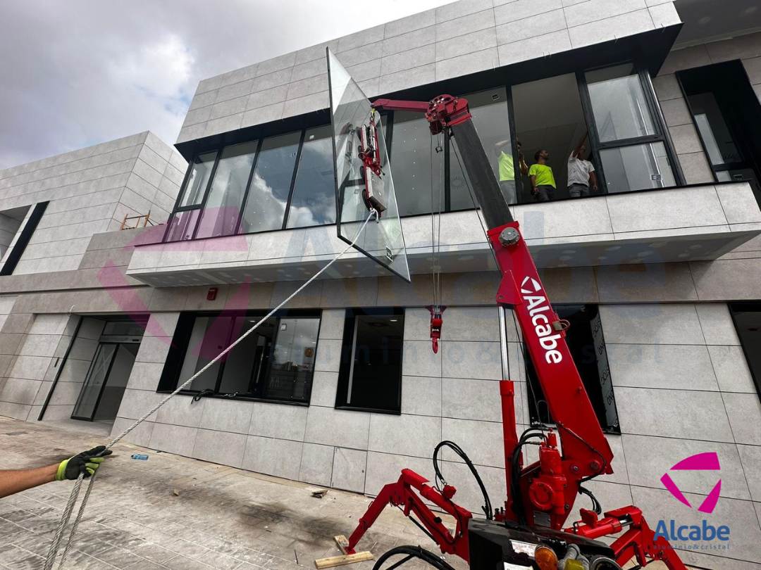 Colocación de vidrios con mini grúa en Huelva.