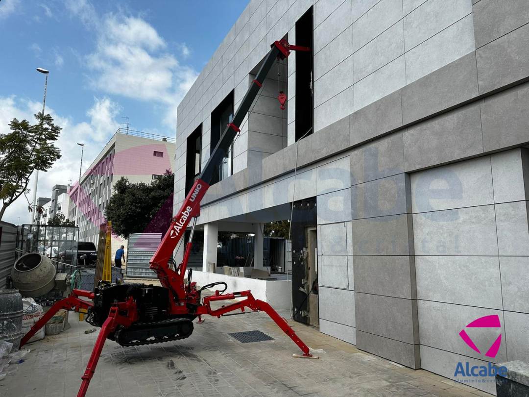 Colocación de vidrios con mini grúa en Huelva.