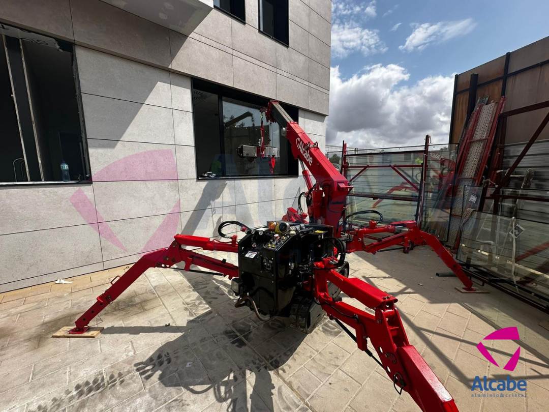 Colocación de vidrios con mini grúa en Huelva.