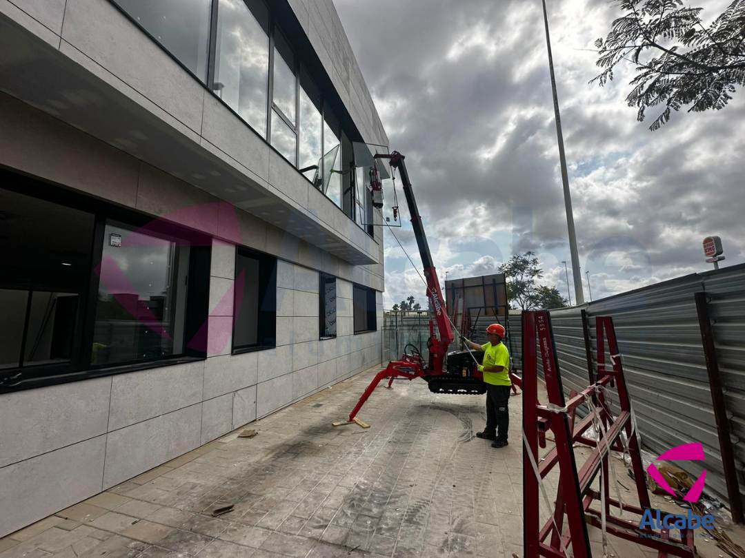 Colocación de vidrios con mini grúa en Huelva.