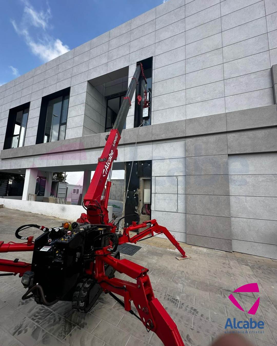 Colocación de vidrios con mini grúa en Huelva.