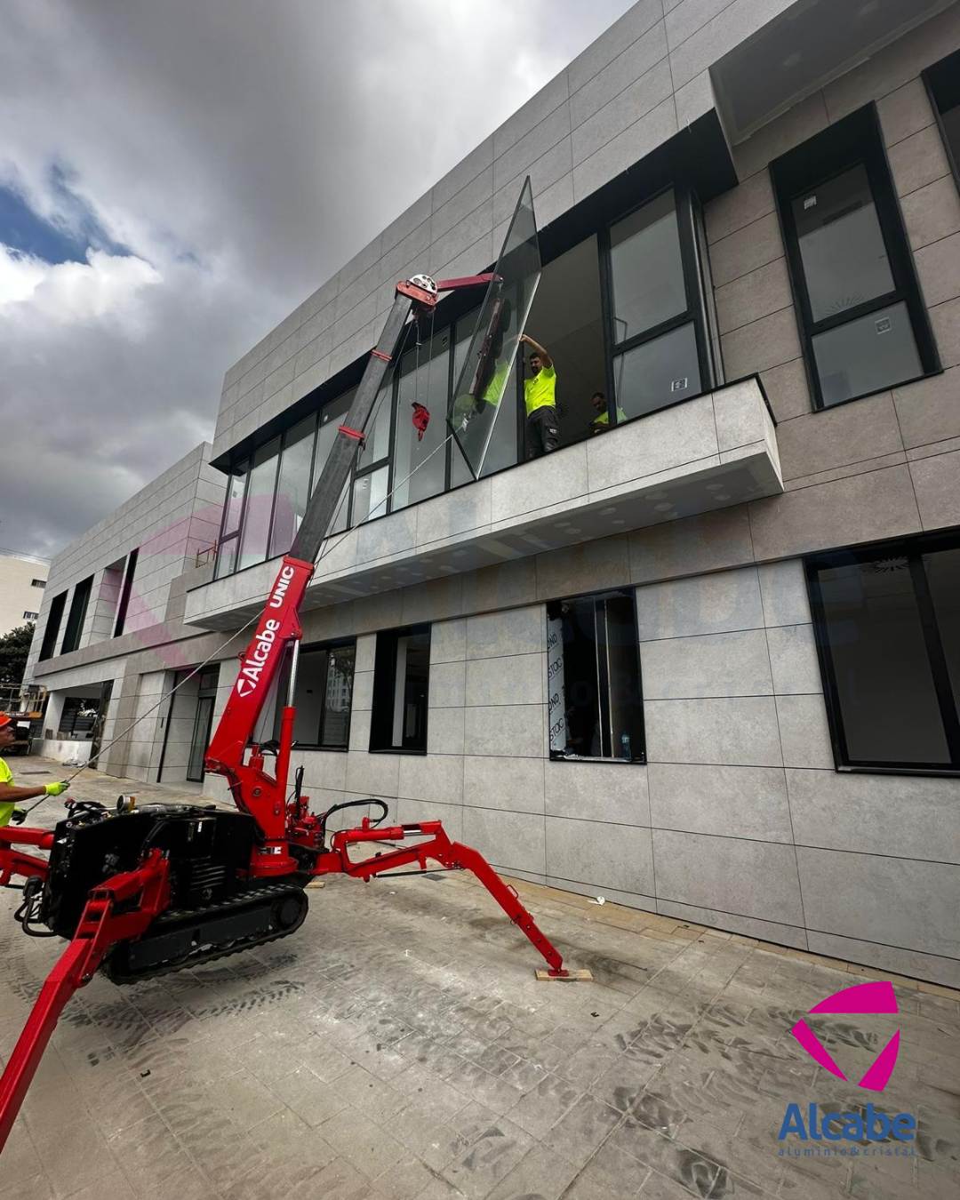 Colocación de vidrios con mini grúa en Huelva.