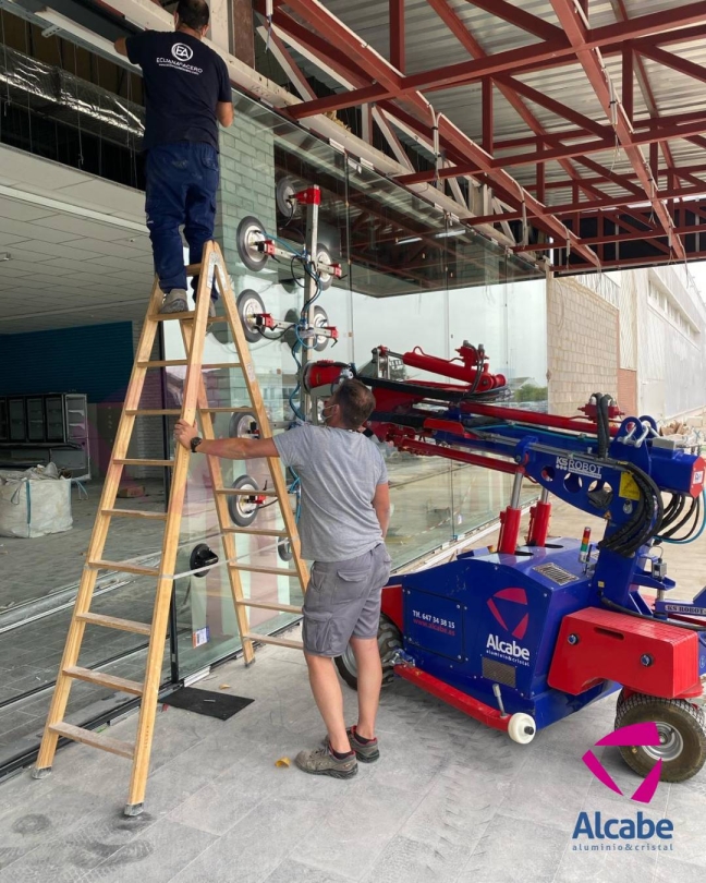 Con nuestro Robot Cristalero, hemos ayudado en el traslado y colocación de todos los vidrios que conforman el escaparate y fachada principal de la nueva tienda ALDI, en Los Corrales, Huelva.