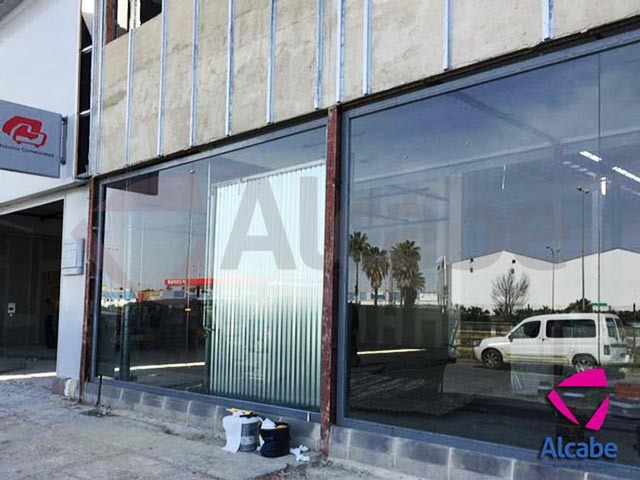 Vista desde el exterior del escaparate de Nissan en Huelva