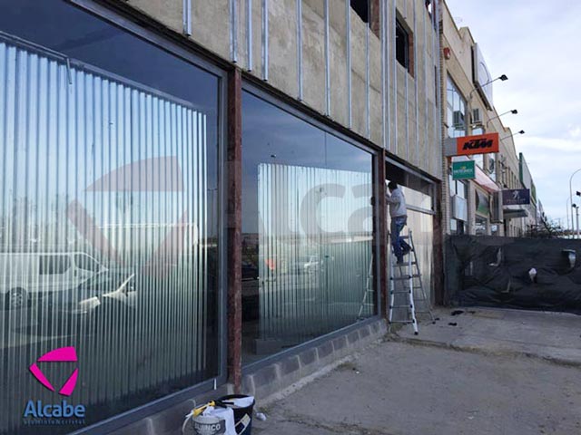 Así quedó el escaparate de Nissan en Huelva