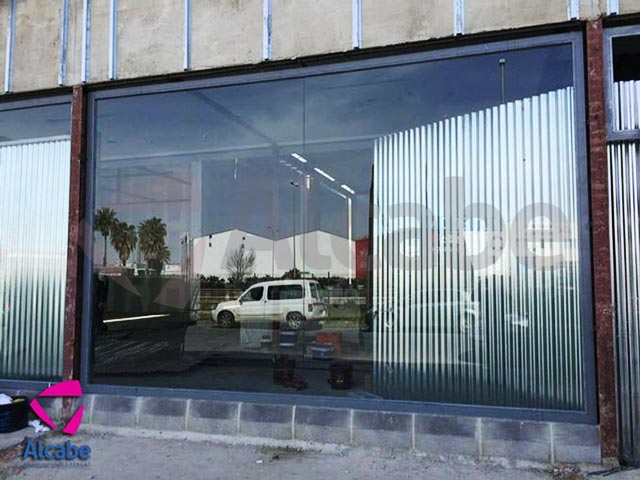 Vista de la instalación del escaparate en Huelva para Nissan